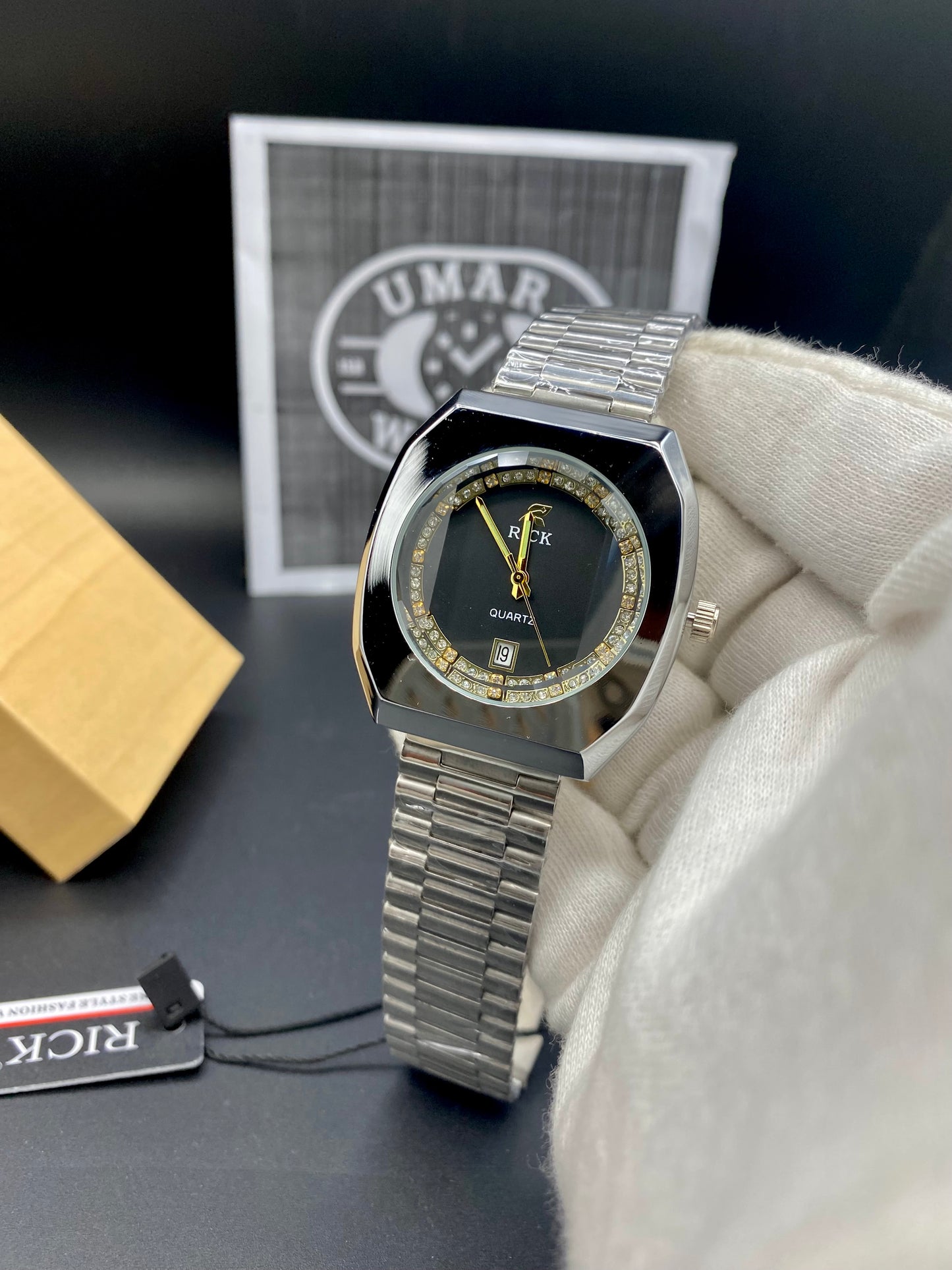 Luxury Quartz Wristwatch with Date – Contemporary and Classy Design