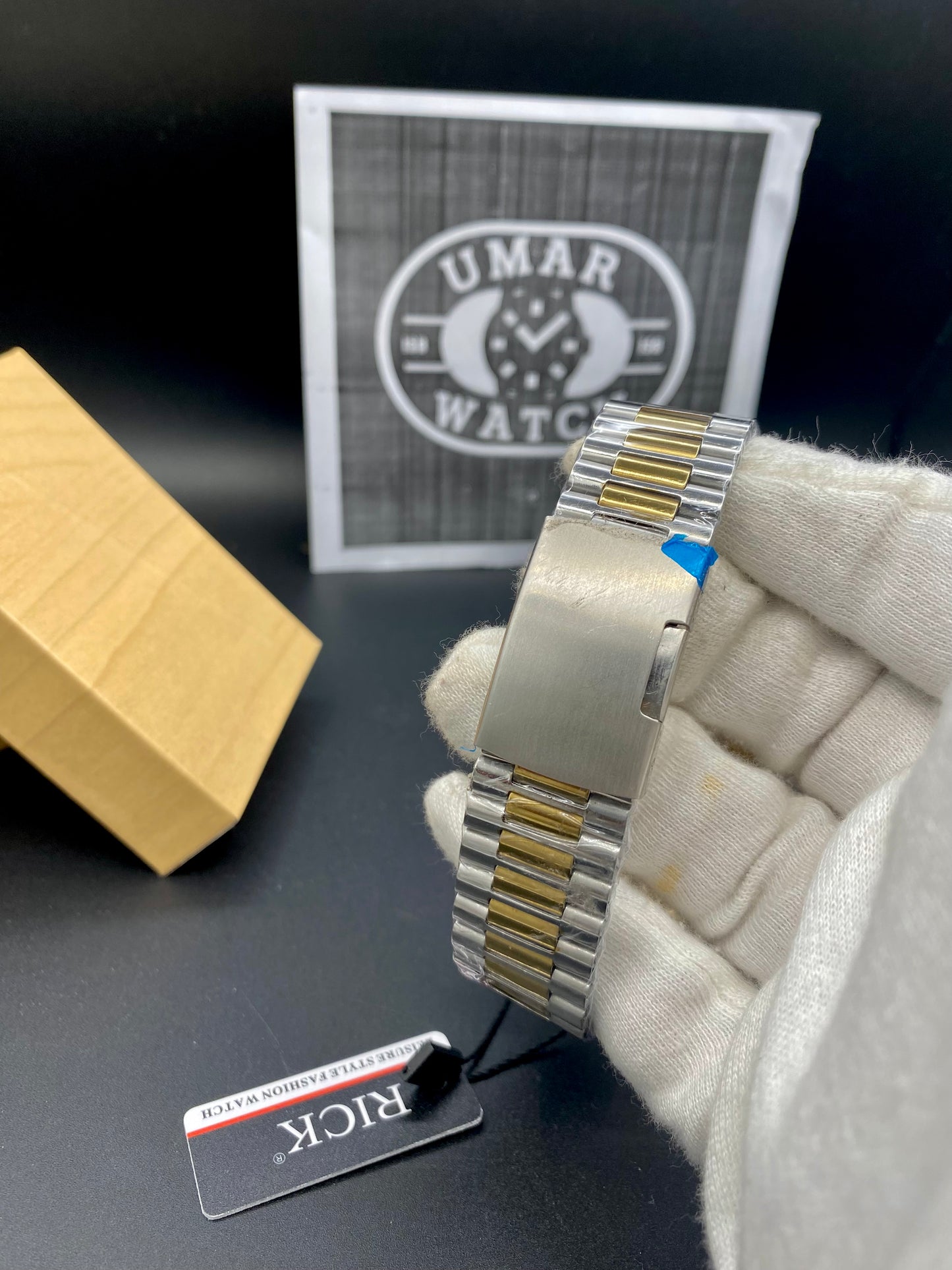 Luxury Quartz Wristwatch with Date – Contemporary and Classy Design
