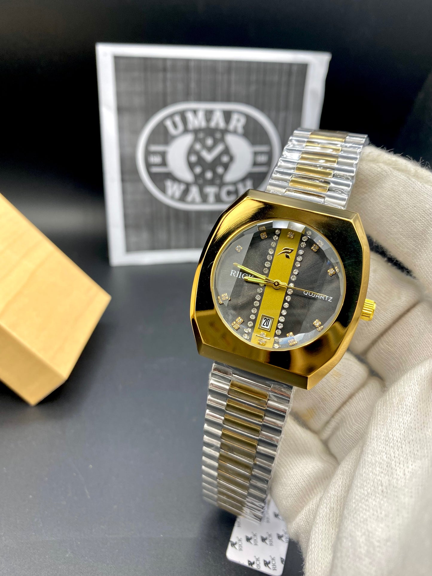Luxury Quartz Wristwatch with Date – Contemporary and Classy Design