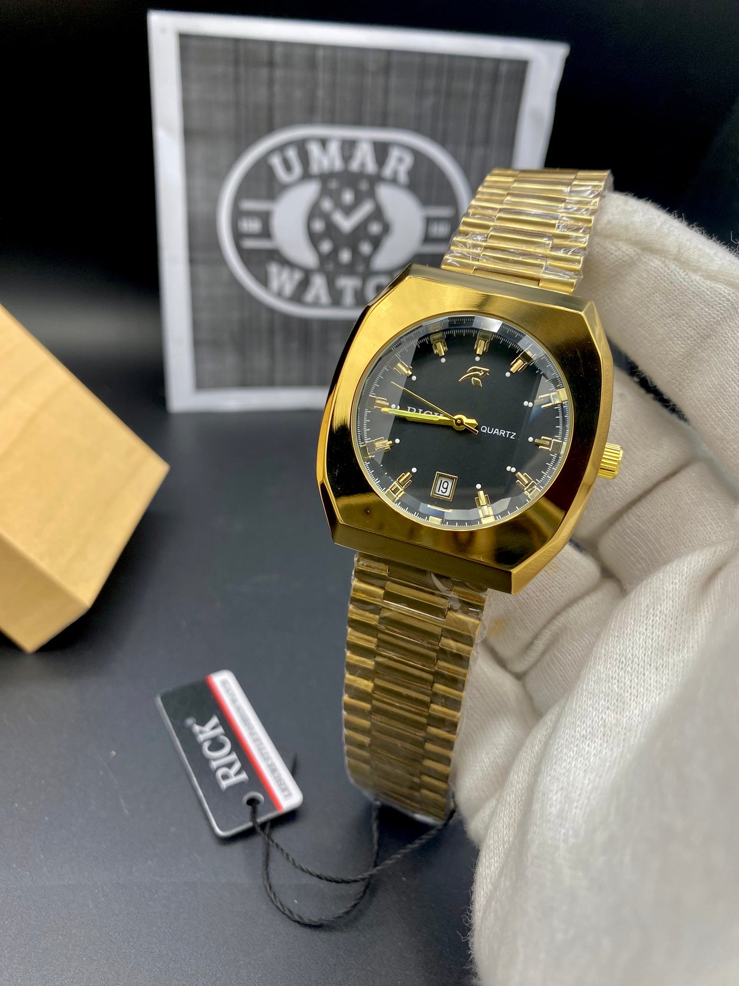 Luxury Quartz Wristwatch with Date – Contemporary and Classy Design