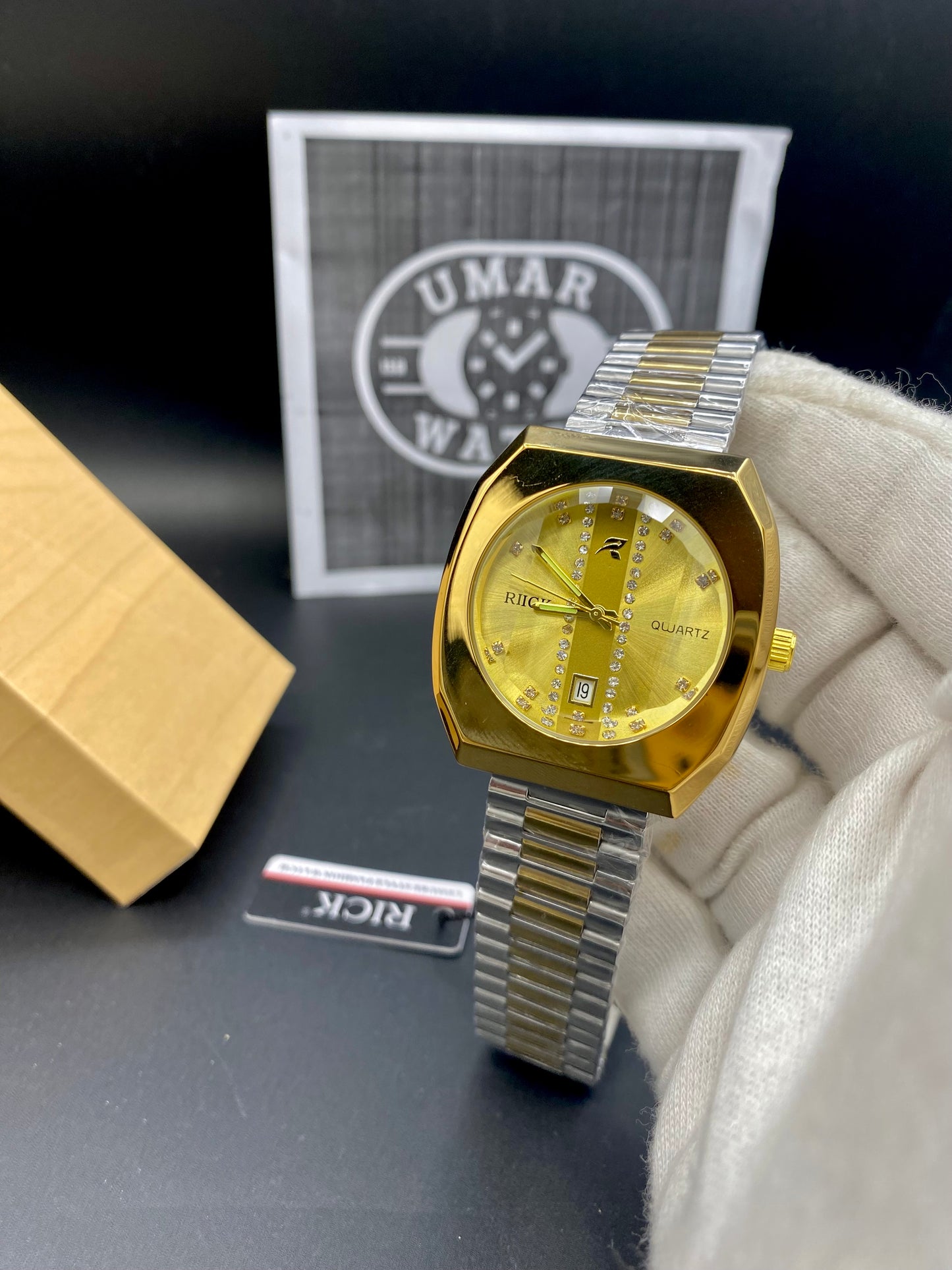 Luxury Quartz Wristwatch with Date – Contemporary and Classy Design