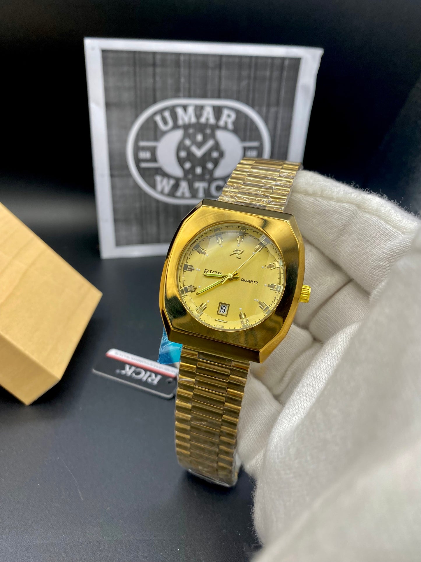 Luxury Quartz Wristwatch with Date – Contemporary and Classy Design