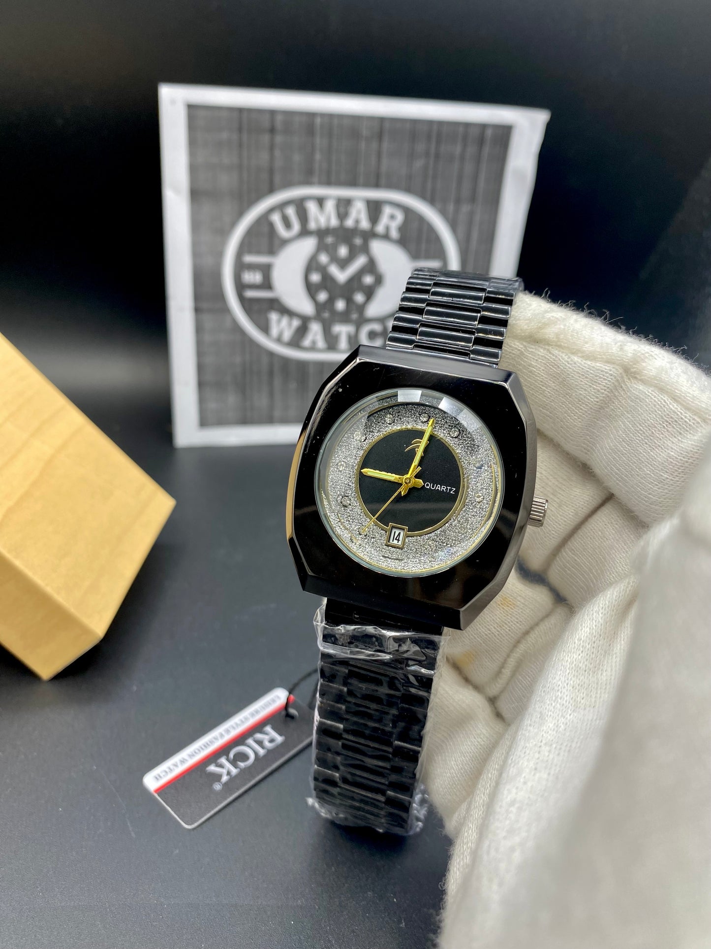 Luxury Quartz Wristwatch with Date – Contemporary and Classy Design
