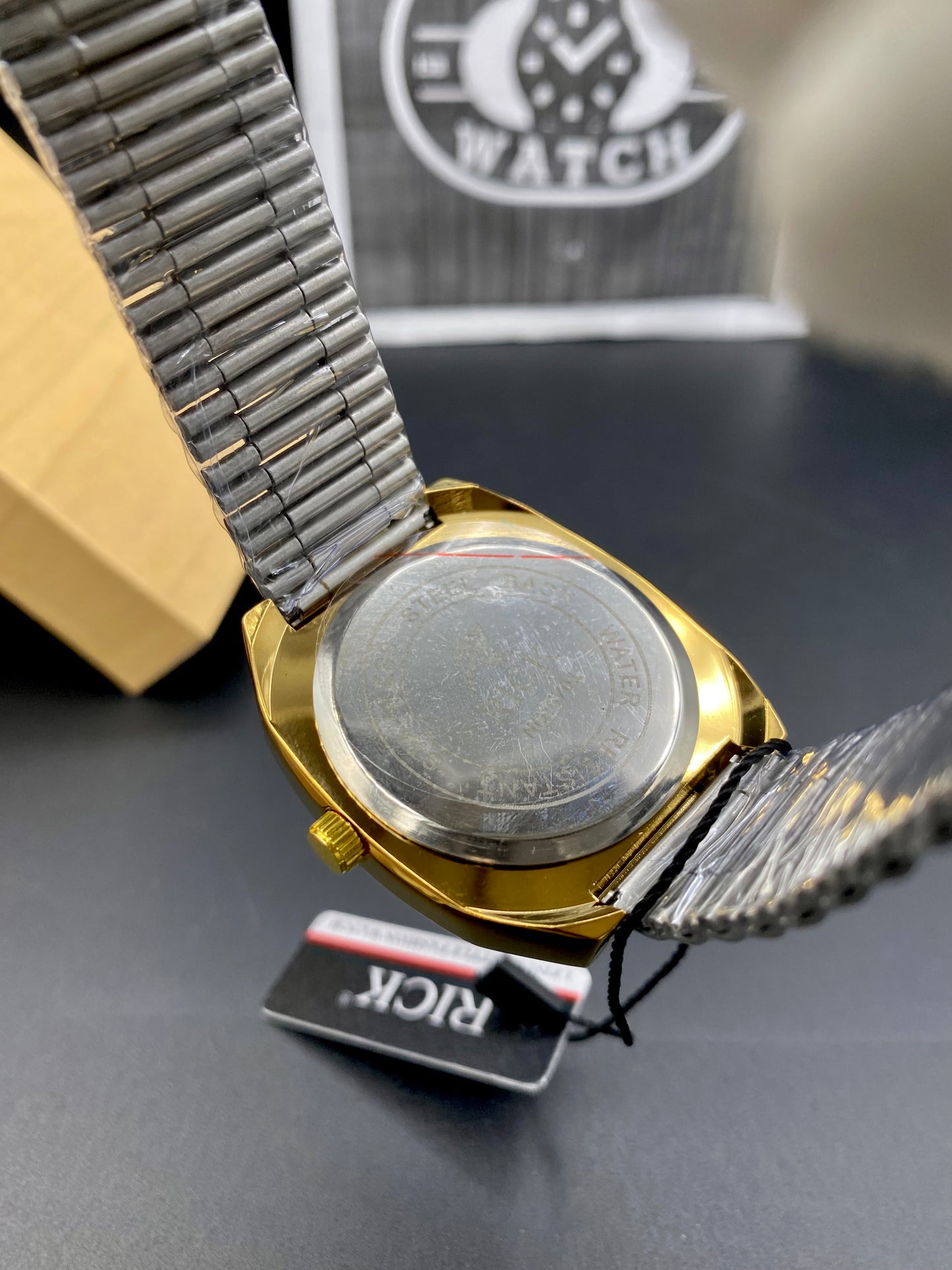 Luxury Quartz Wristwatch with Date – Contemporary and Classy Design